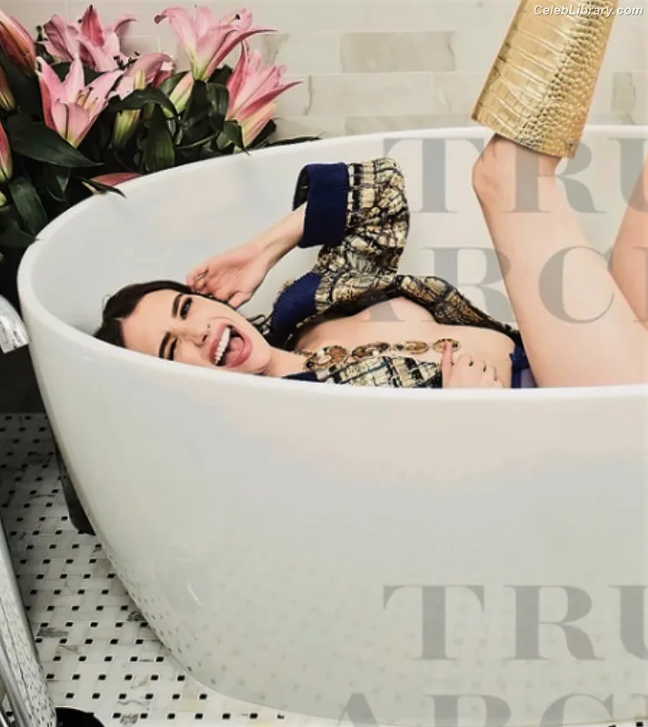 Emma Roberts photo 21 of 1780