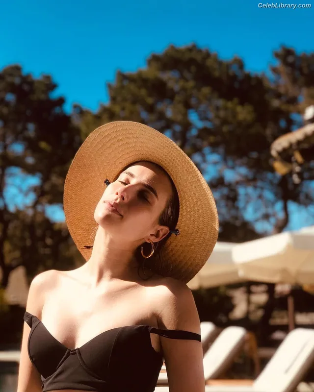 Emma Roberts photo 13 of 1780