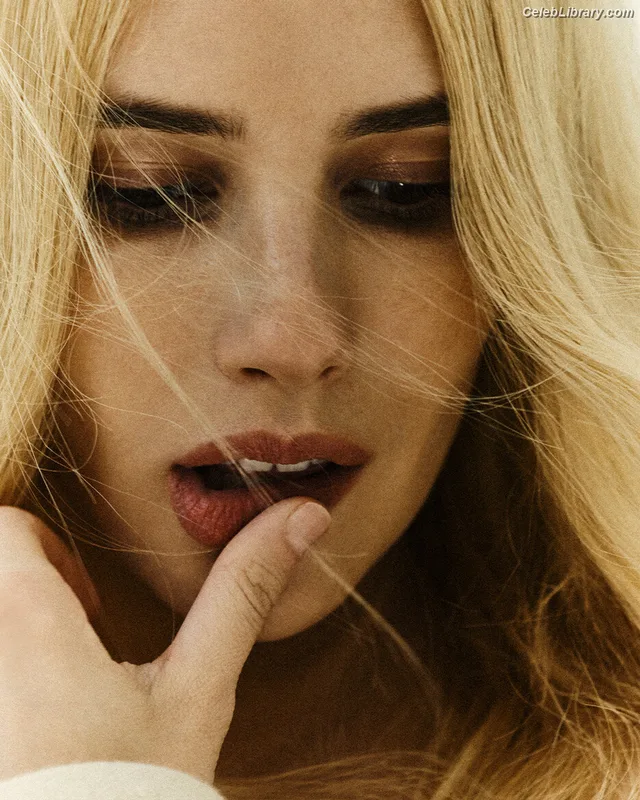 Emma Roberts photo 5 of 1780