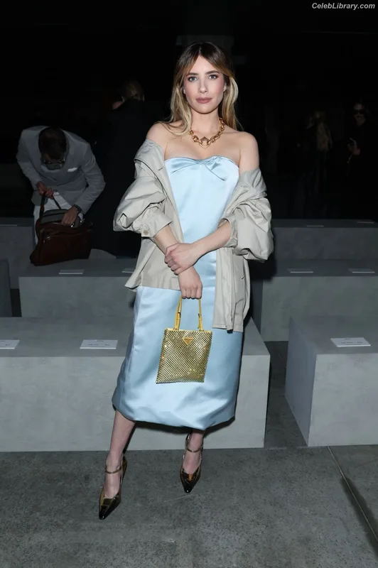 Emma Roberts photo 10 of 1780