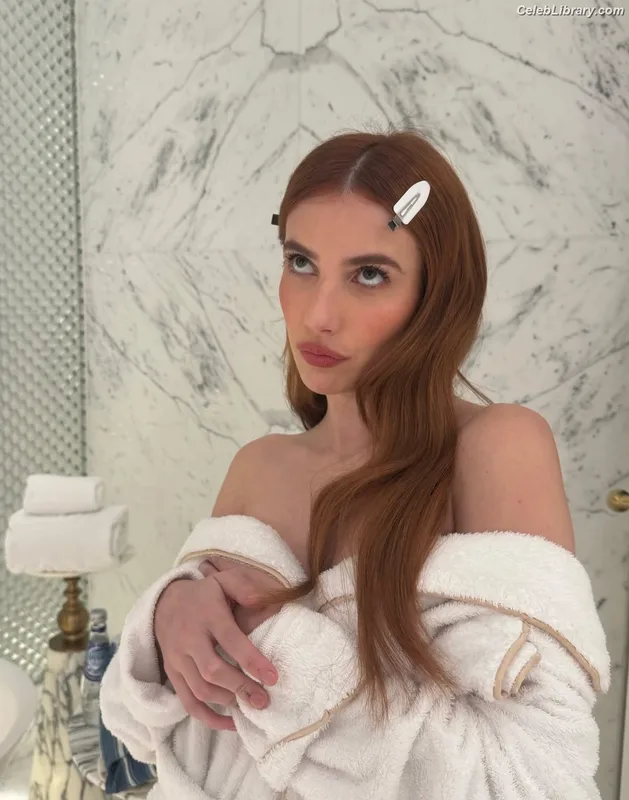 Emma Roberts photo 15 of 1780