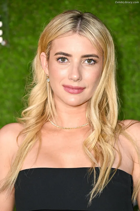 Emma Roberts photo 3 of 1780