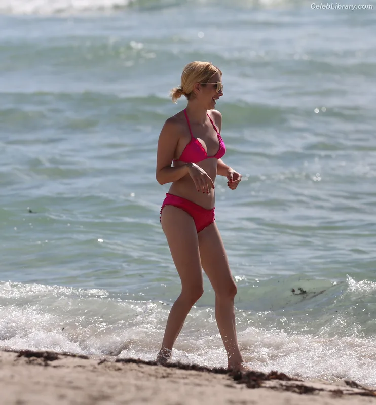 Emma Roberts photo 13 of 1780