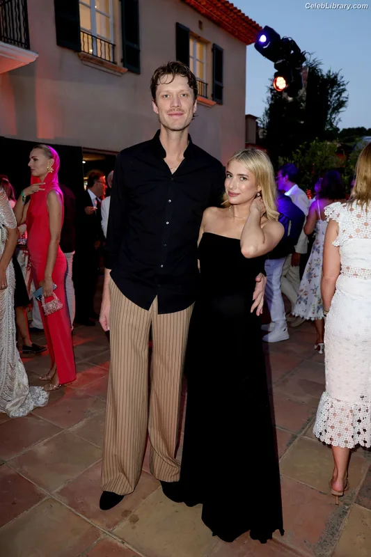 Emma Roberts photo 10 of 1780