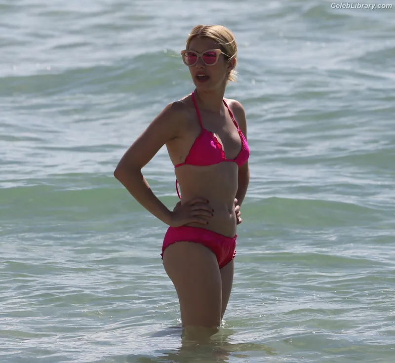 Emma Roberts photo 16 of 1780