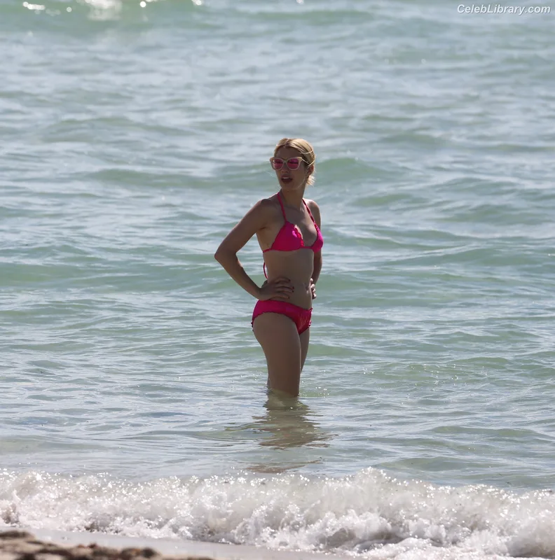 Emma Roberts photo 8 of 1780