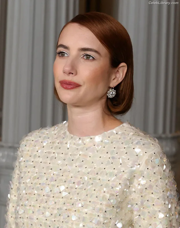 Emma Roberts photo 22 of 1780