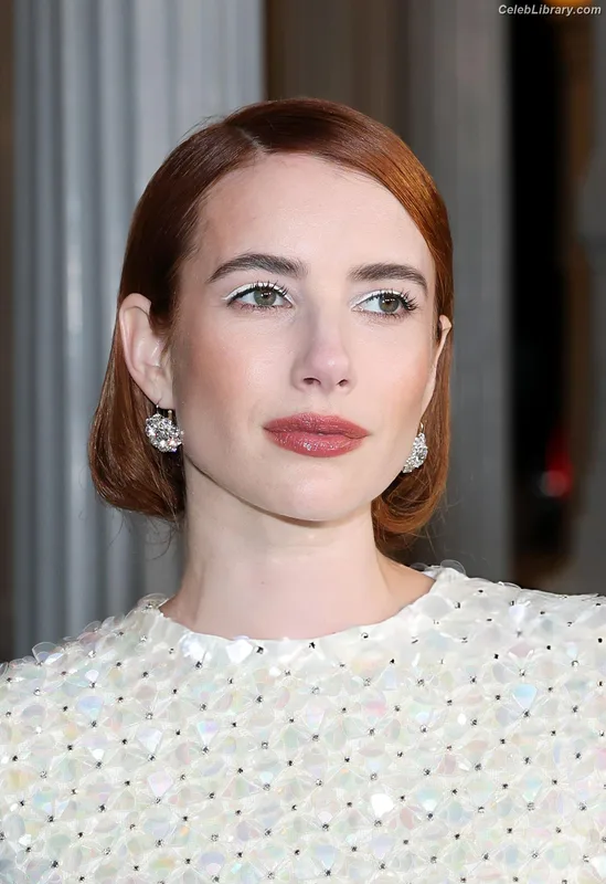 Emma Roberts photo 17 of 1780