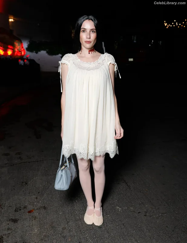 Emma Roberts photo 18 of 1780