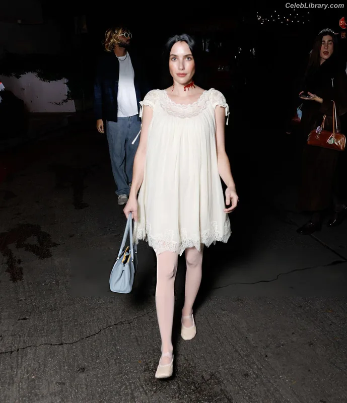 Emma Roberts photo 19 of 1780