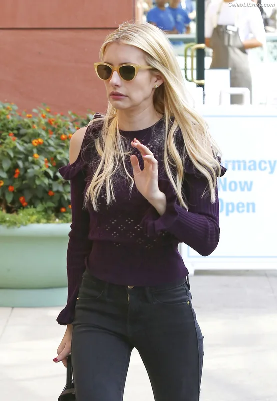 Emma Roberts photo 6 of 1780