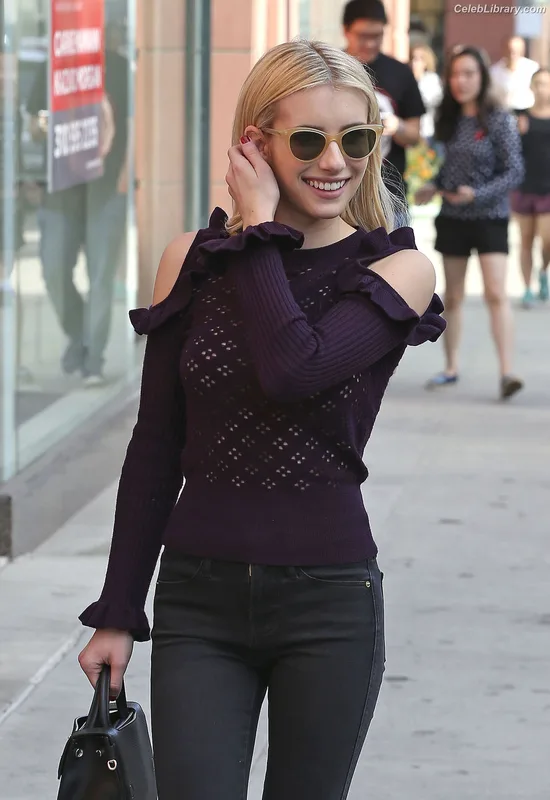 Emma Roberts photo 16 of 1780