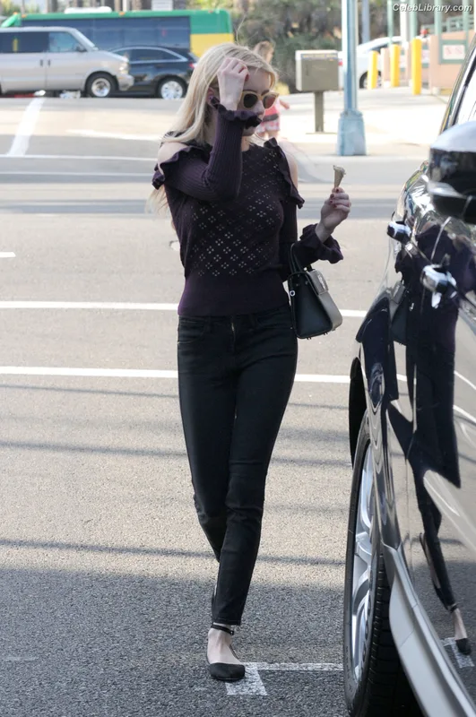 Emma Roberts photo 17 of 1780