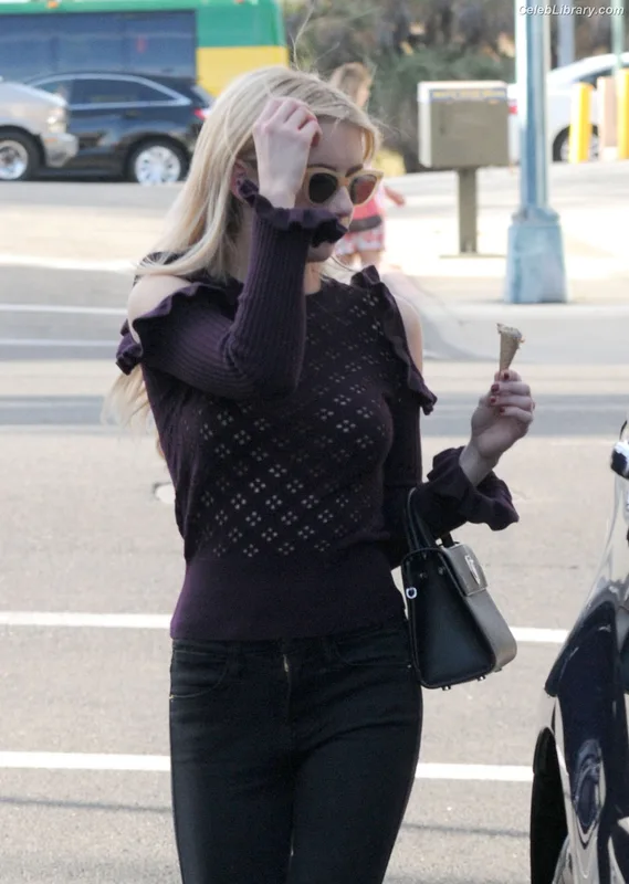 Emma Roberts photo 18 of 1780
