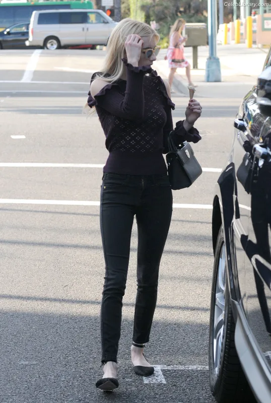 Emma Roberts photo 19 of 1780
