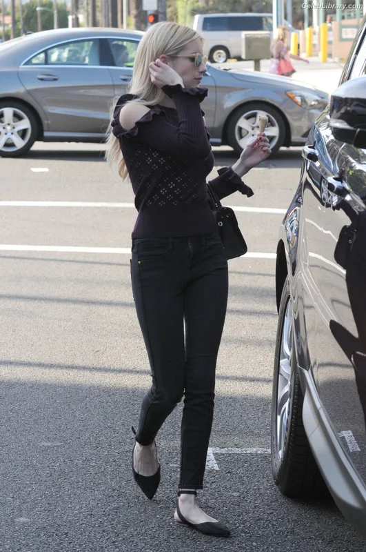 Emma Roberts photo 20 of 1780