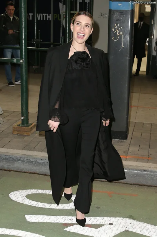 Emma Roberts photo 24 of 1780