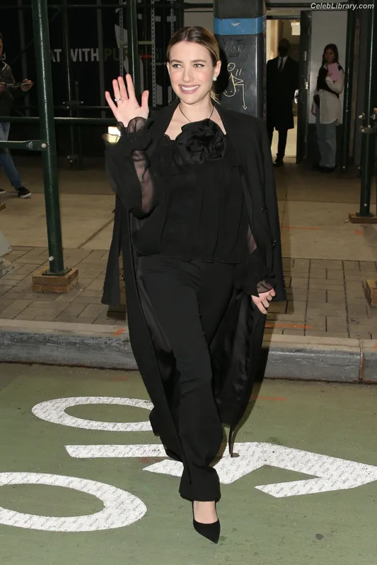Emma Roberts photo 3 of 1780