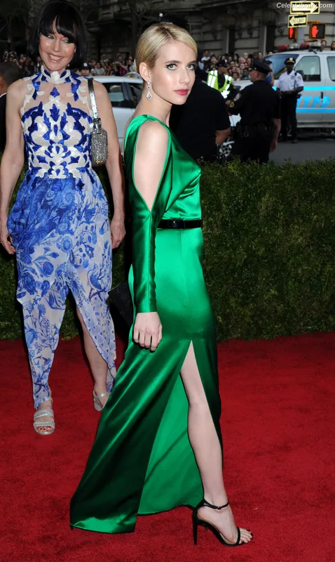 Emma Roberts photo 15 of 1780