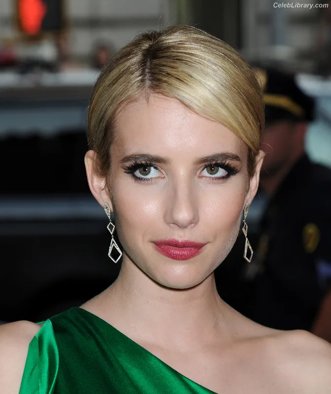 Emma Roberts photo 19 of 1780