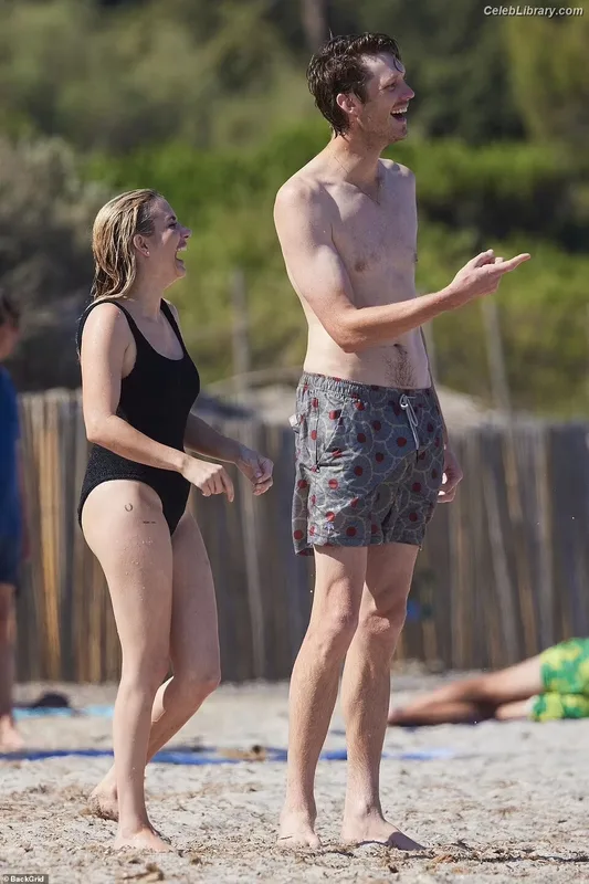 Emma Roberts photo 10 of 1780