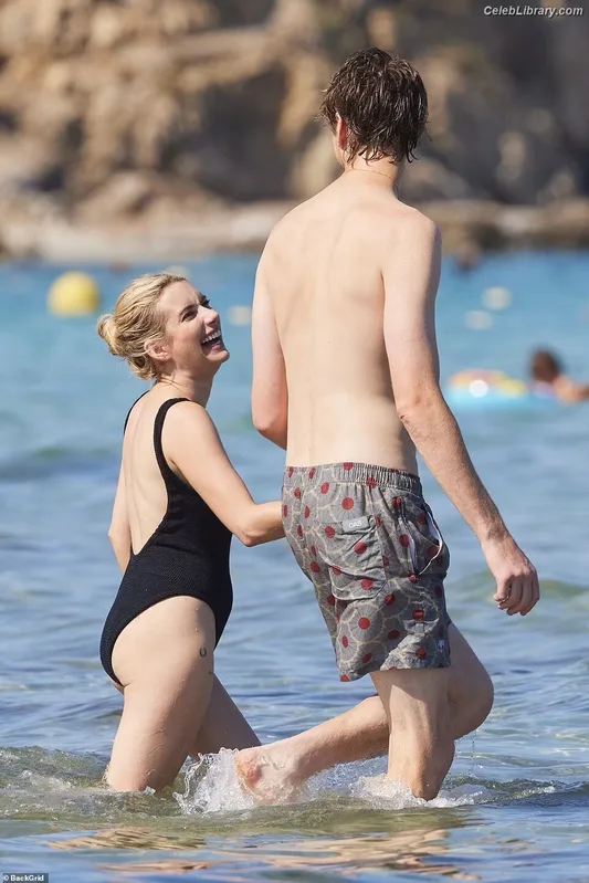 Emma Roberts photo 21 of 1780