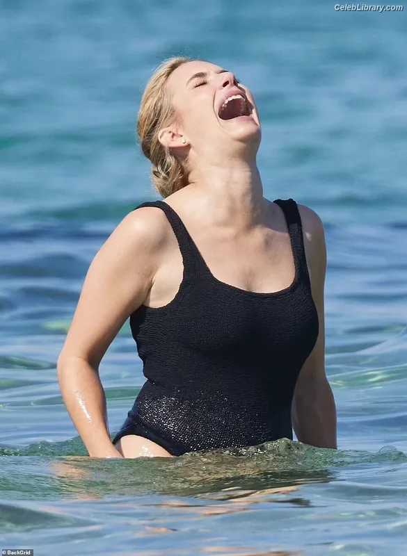 Emma Roberts photo 24 of 1780