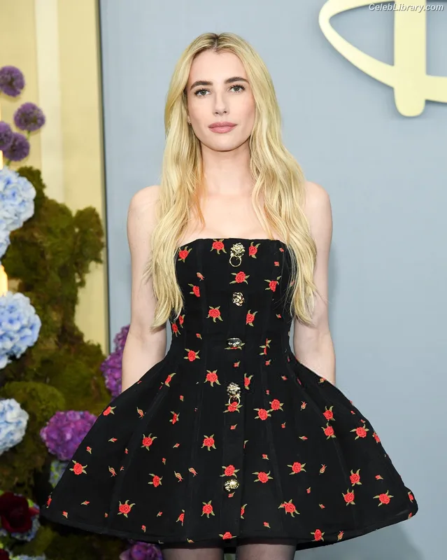 Emma Roberts photo 18 of 1780