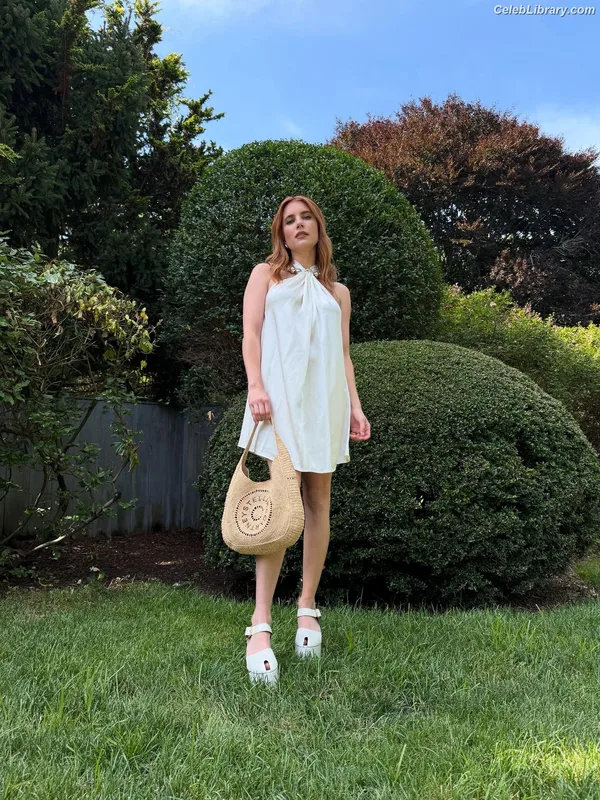 Emma Roberts photo 7 of 1780