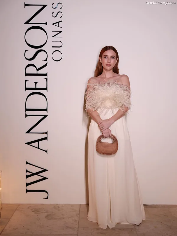 Emma Roberts photo 19 of 1780