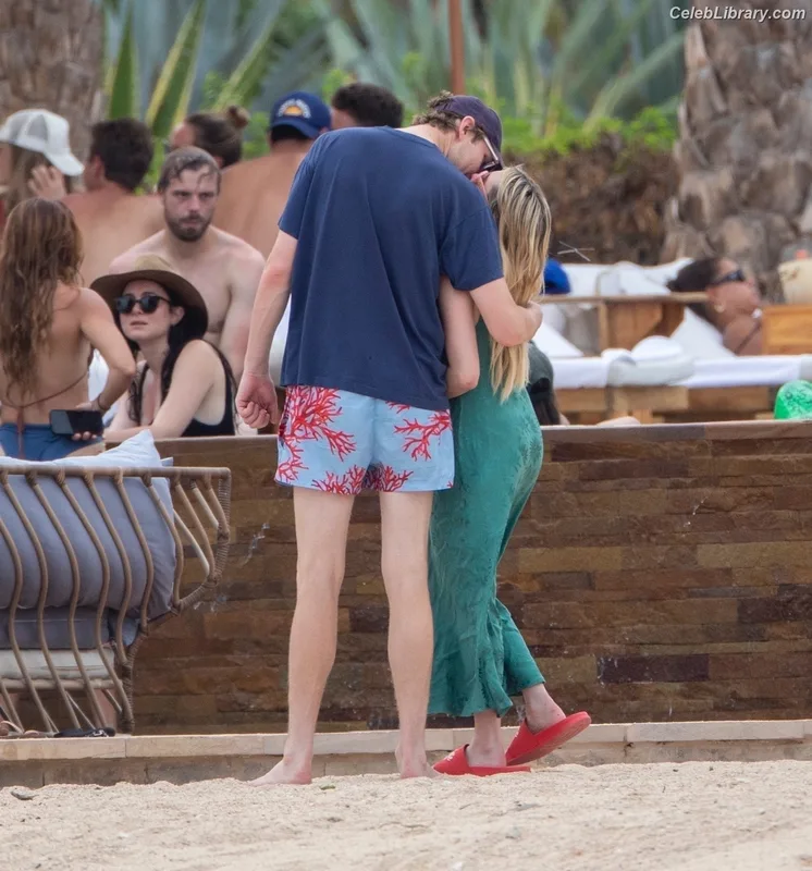 Emma Roberts photo 23 of 1780