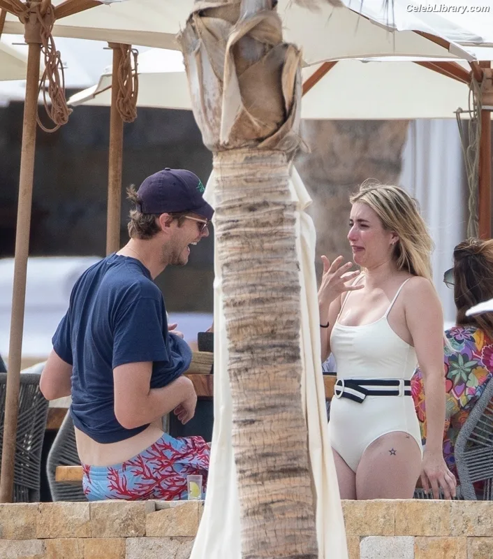 Emma Roberts photo 24 of 1780