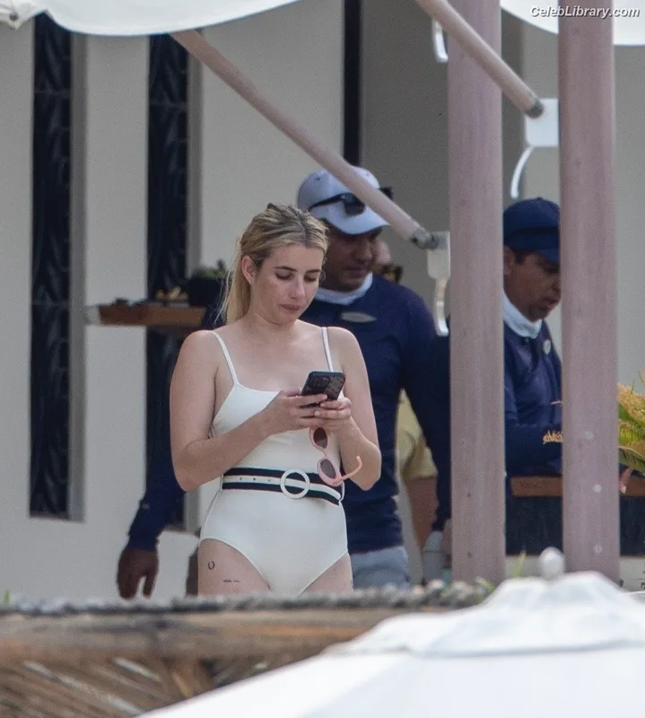 Emma Roberts photo 1 of 1780