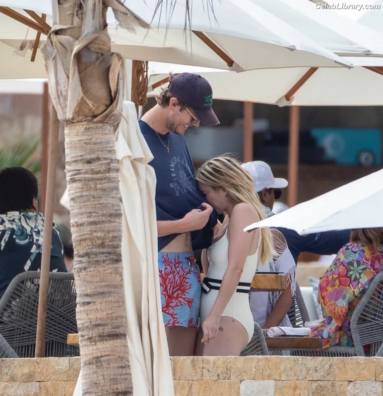 Emma Roberts photo 3 of 1780