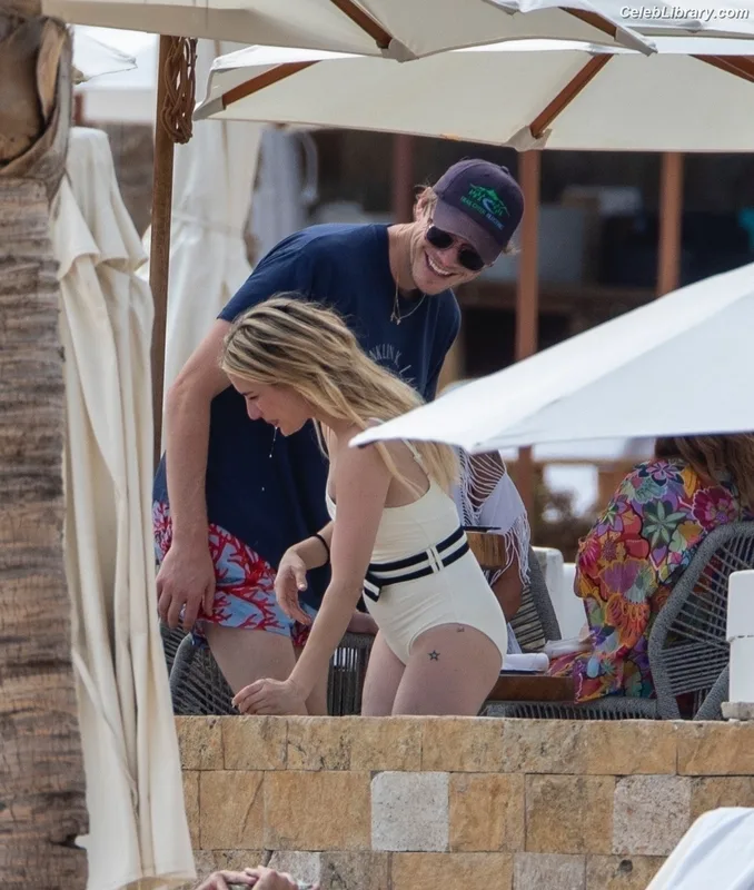 Emma Roberts photo 4 of 1780