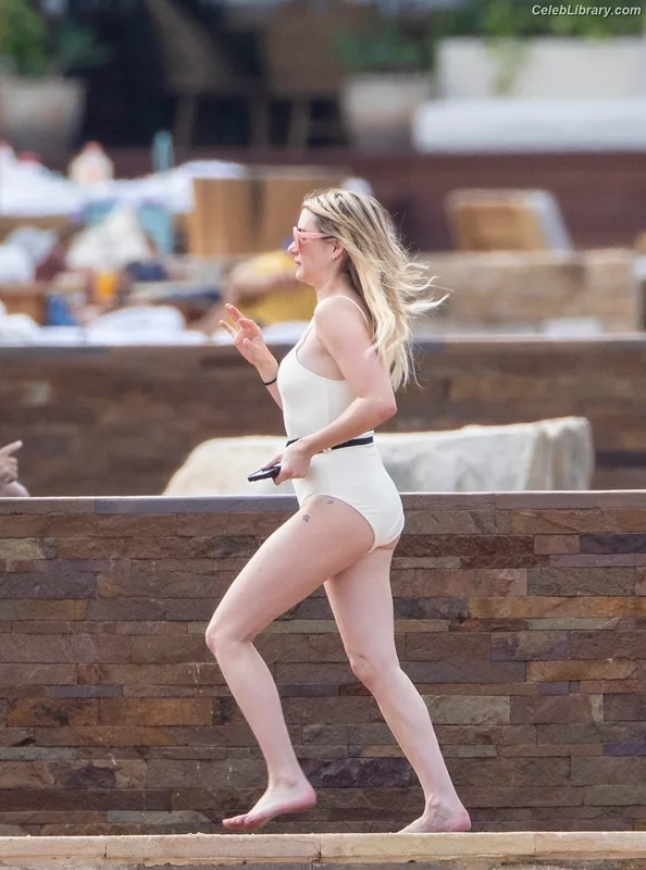 Emma Roberts photo 5 of 1780