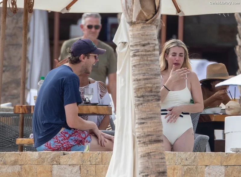 Emma Roberts photo 6 of 1780