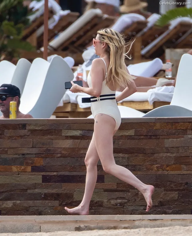Emma Roberts photo 10 of 1780