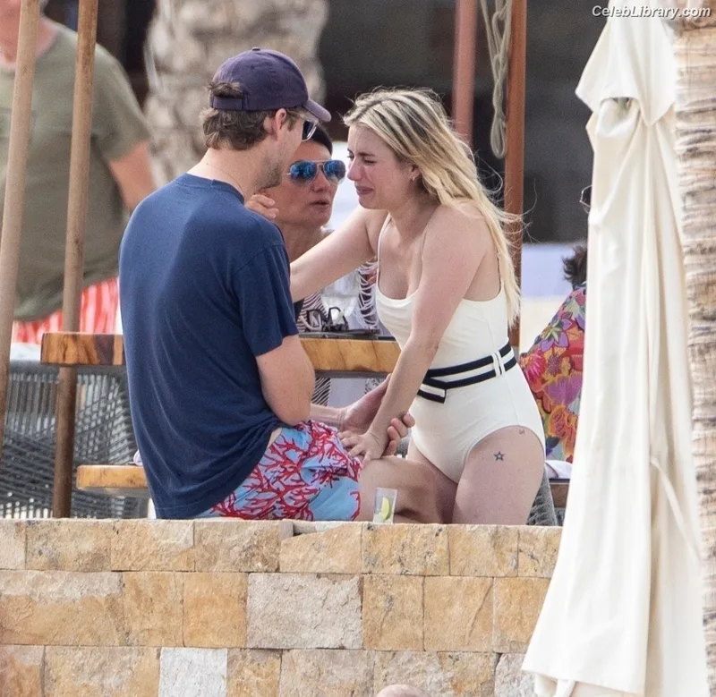 Emma Roberts photo 13 of 1780