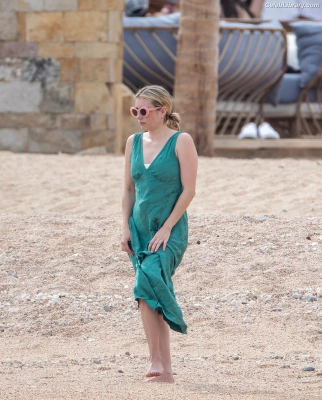 Emma Roberts photo 20 of 1780