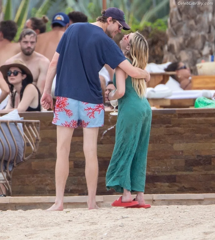 Emma Roberts photo 21 of 1780