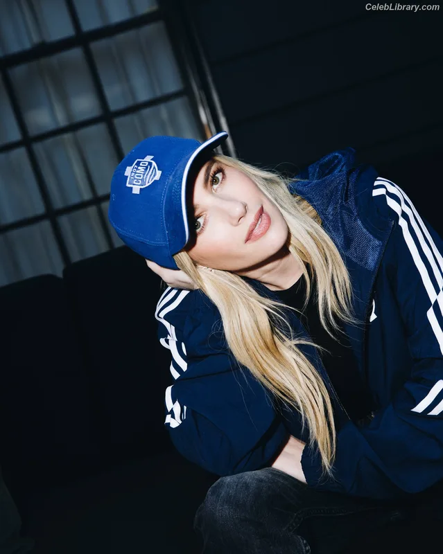 Emma Roberts photo 1 of 1780