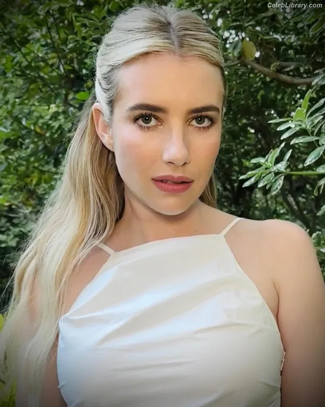 Emma Roberts photo 13 of 1780