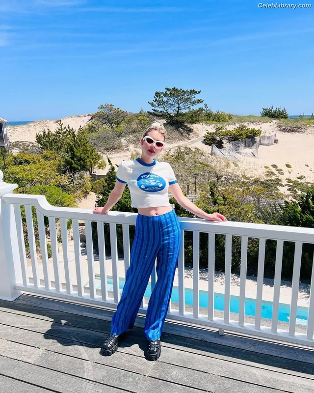 Emma Roberts photo 10 of 1780