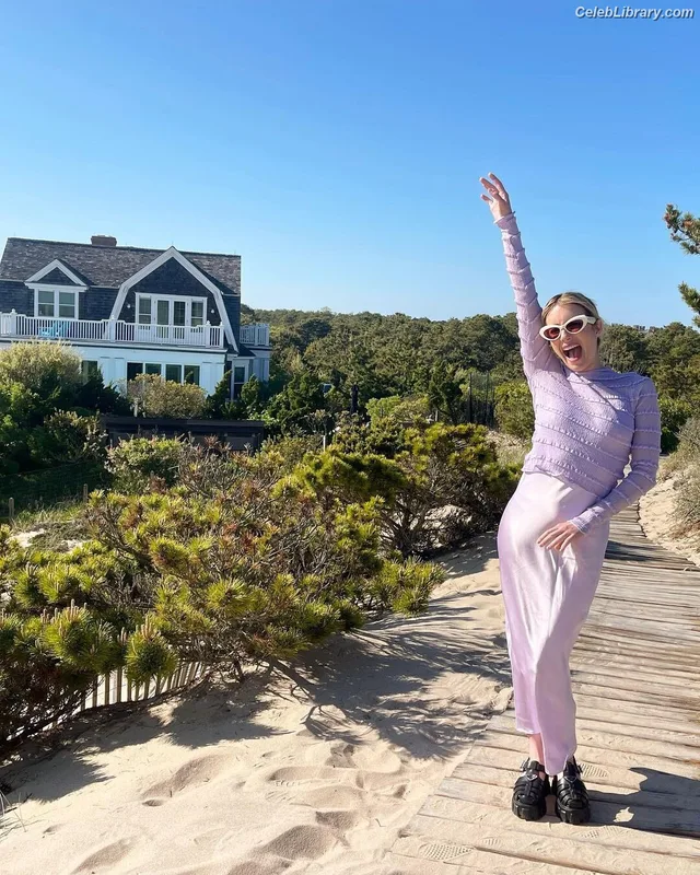 Emma Roberts photo 11 of 1780