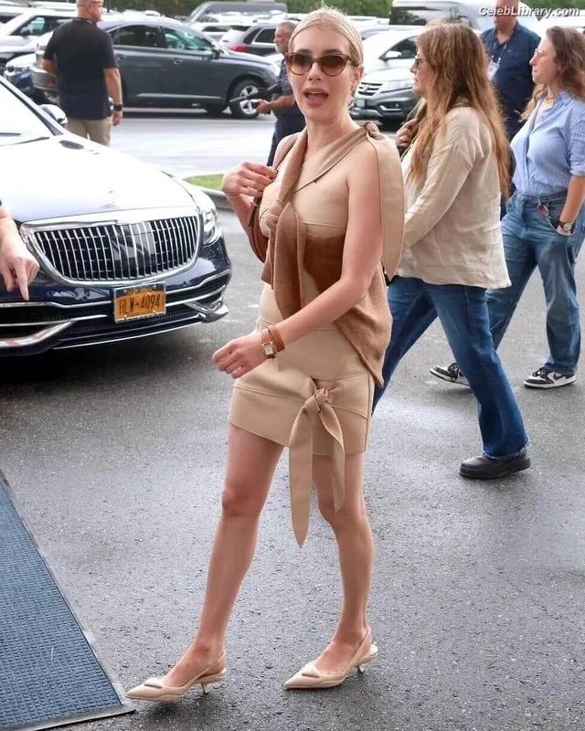 Emma Roberts photo 20 of 1780