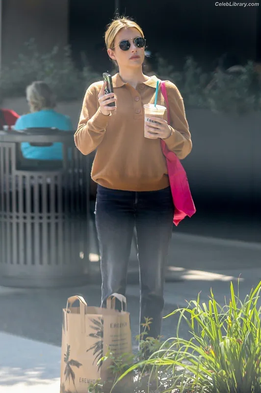 Emma Roberts photo 21 of 1780