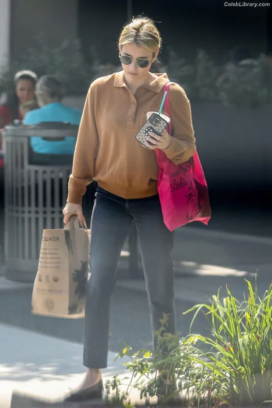 Emma Roberts photo 22 of 1780