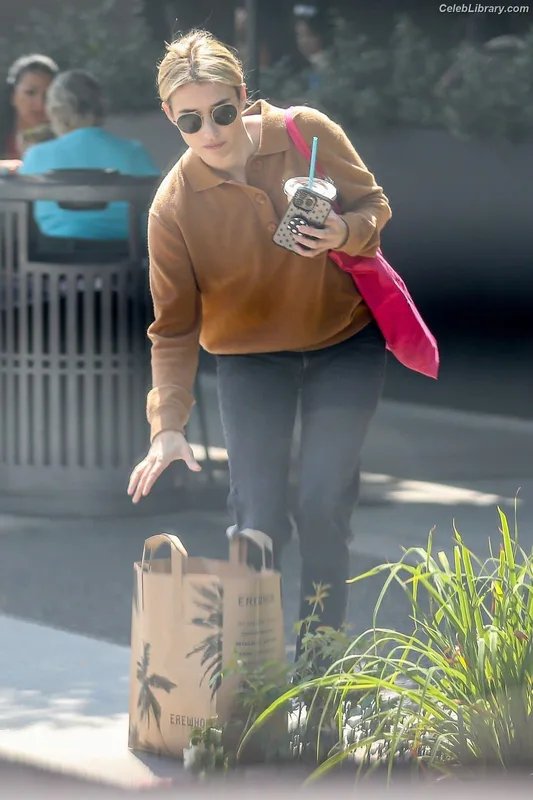 Emma Roberts photo 23 of 1780