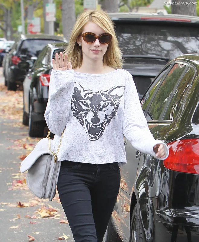 Emma Roberts photo 13 of 1780
